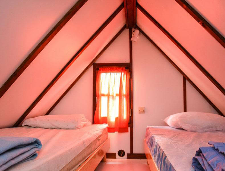 Chambre avec 2 lits simples Location Cabane camarguaise 2/4 personnes