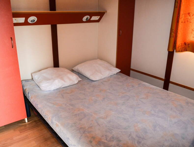 Chambre avec lit double Chalets Méditerranée 4/6 personnes