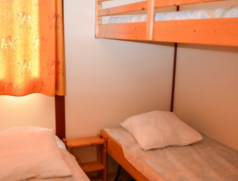 Habitacion con camas individuales Locacion Chalets Camarguaise 2/4 personas