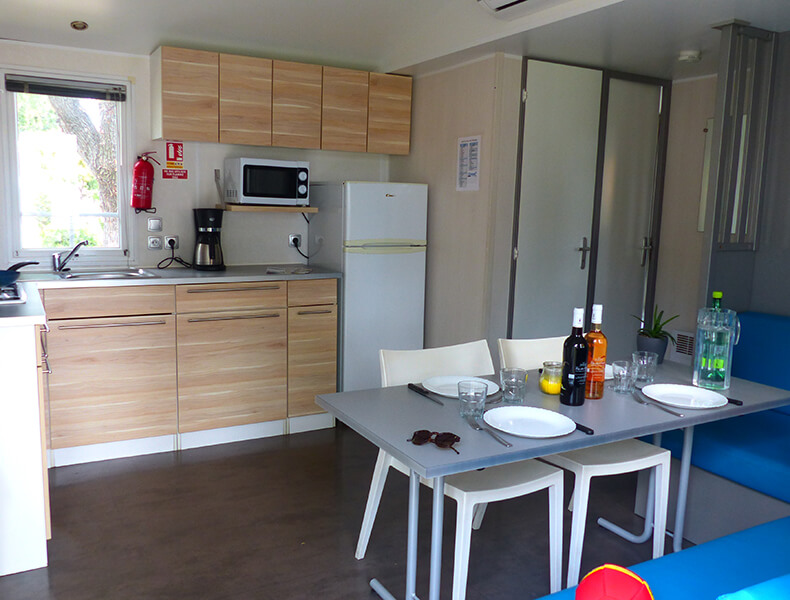Lounge and kitchen area Mobile home Bandido with air-conditioning for 4/6 people