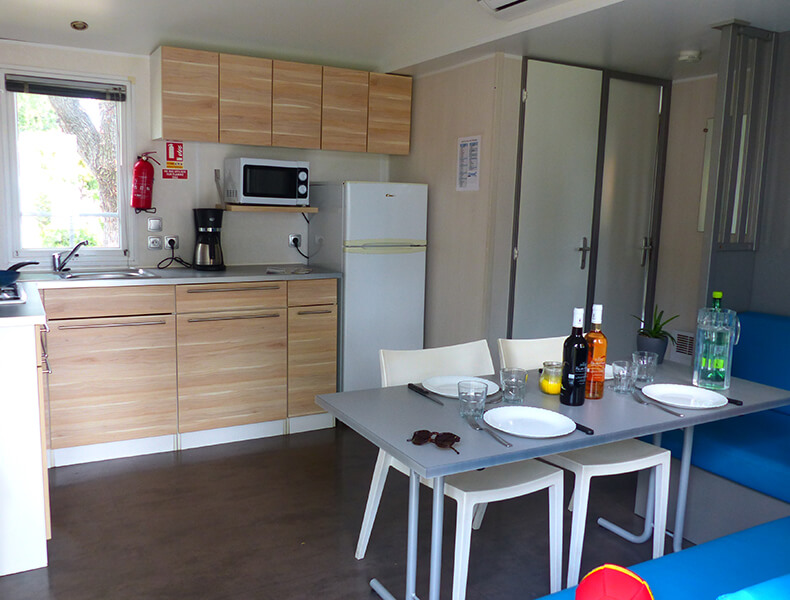 Salon y zona de cocina Mobil-home Bandido con aire acondicionado 4/6 personas