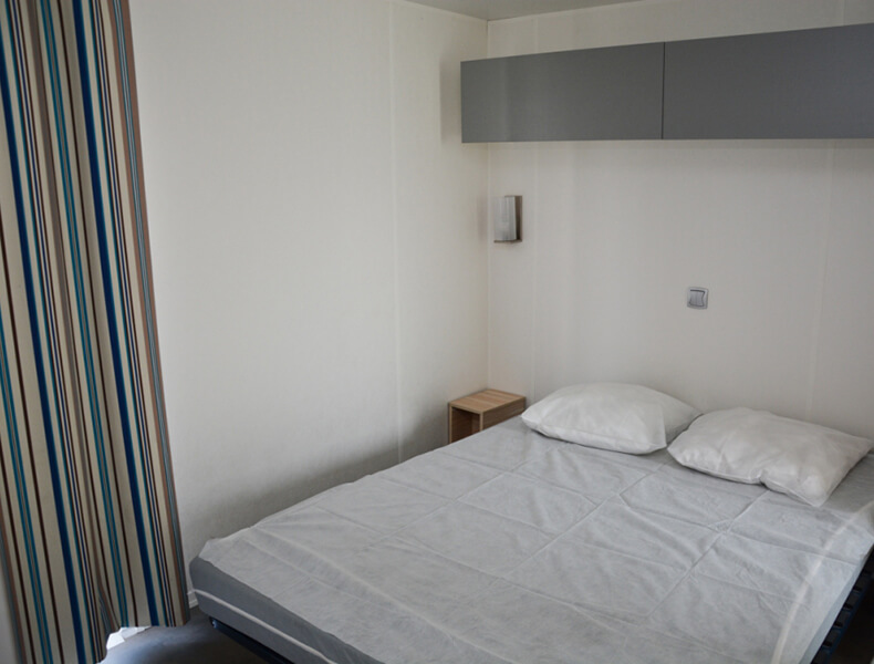 Kamer met tweepersoonsbed Airconditioned stacaravan Bandido 4/6 personen