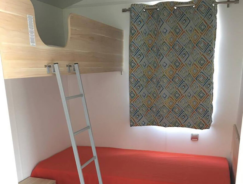 Kamer met stapelbed Stacaravan Enciero met toegang voor gehandicapten 4/6 personen